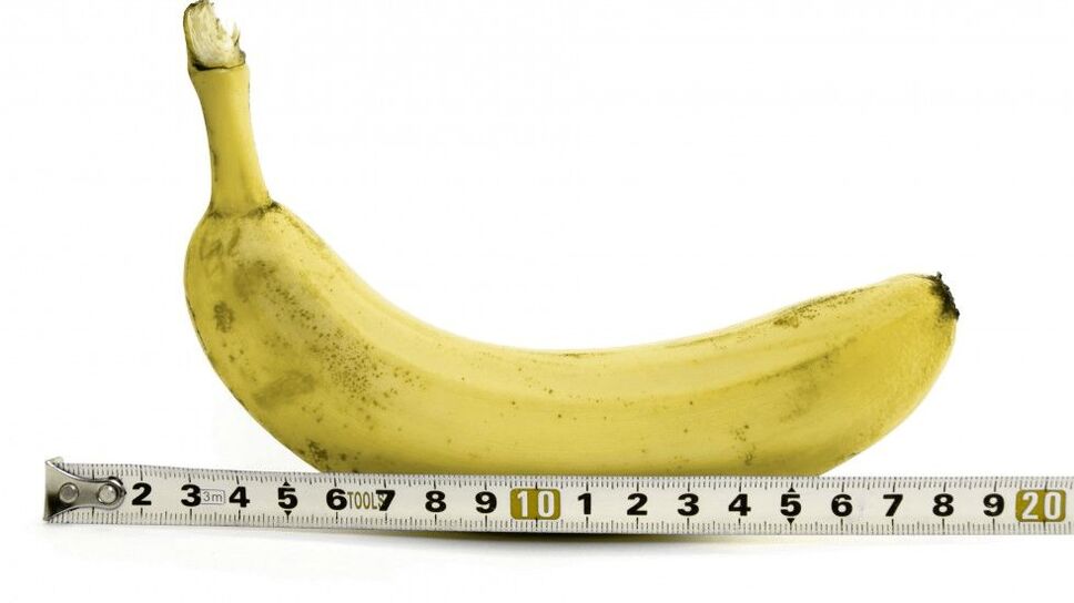 medição do pênis após alargamento com gel usando o exemplo de uma banana