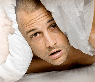 homem chateado querendo aumentar o pênis