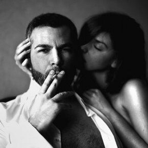 mulher e homem brutal que aumentou o pênis