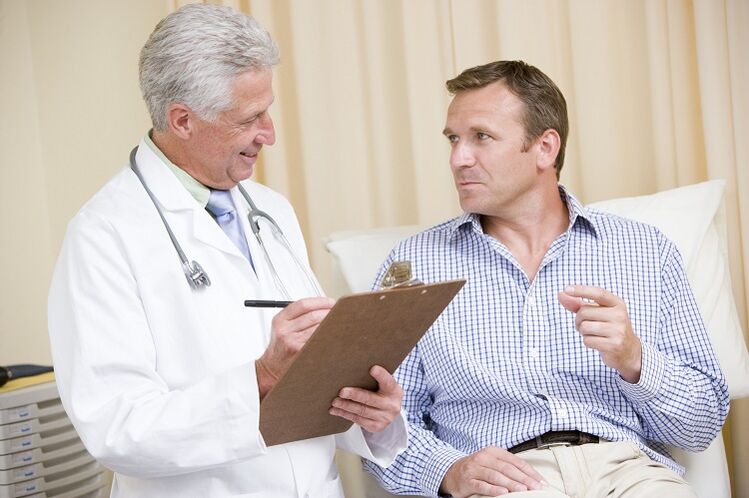 médico e paciente antes da cirurgia de aumento do pênis